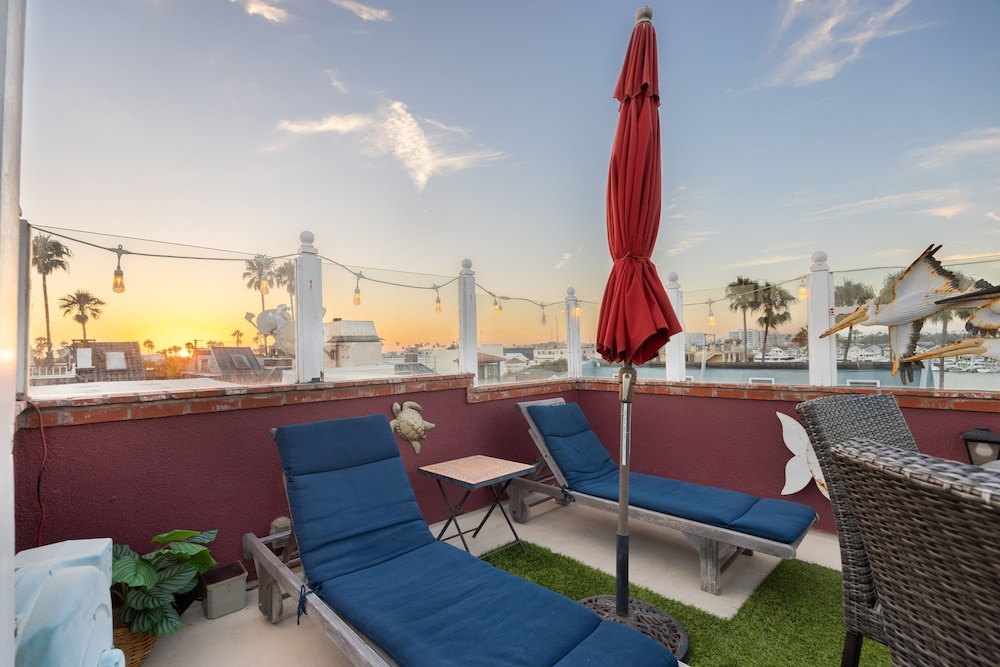 Shoreline Villa by Avantstay Steps to the Beach Bay Pier