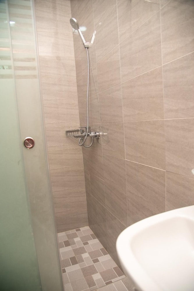 Captivating 1-bed Apartment in Tema, com 25 view 4