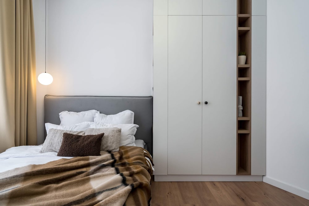 Contemporary Aparthotel 2-BR Flats Near Old Town, Quiet & Serene