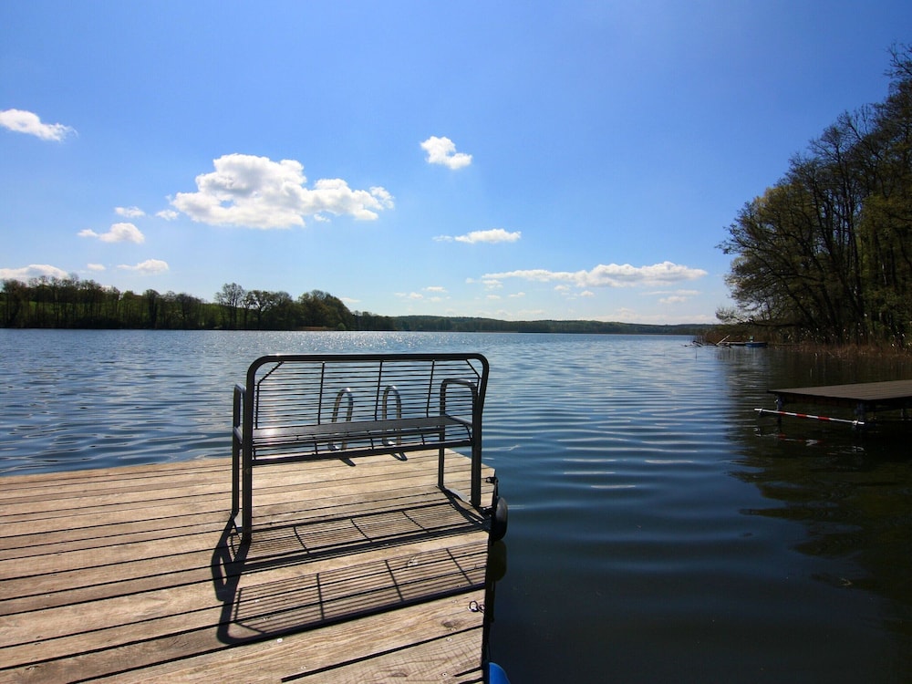 Bungalow am See mit Ruderboot in Klein Labenz