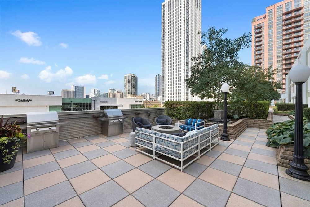 Sleek 2 Bed 2 Bath Condo in Trendy Fulton Market