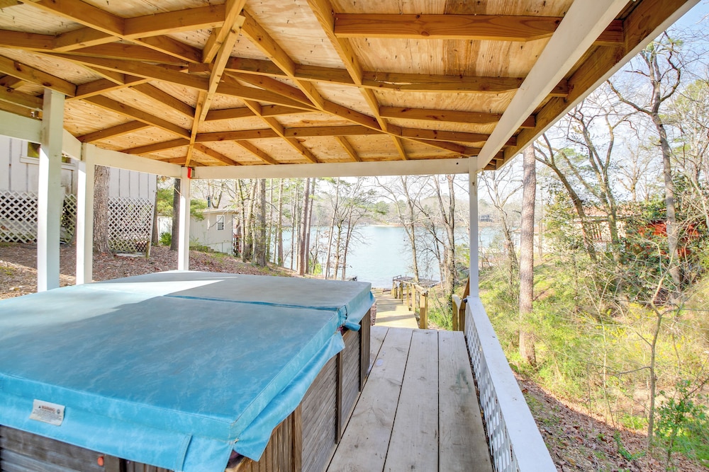 Lake Hamilton Family Gem: Hot Tub & Boat Slip!