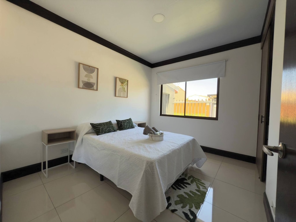 Fully Equipped 3 Beds 2 Cars 20-min Airport