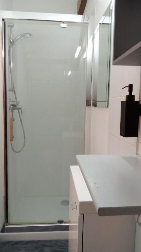 Le Relais de Jeanne en Orbigny — bathroom