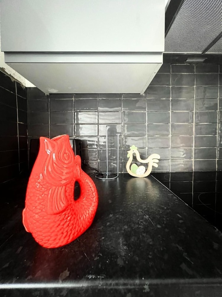 London Luxe Apartment - Spacious & Stylish