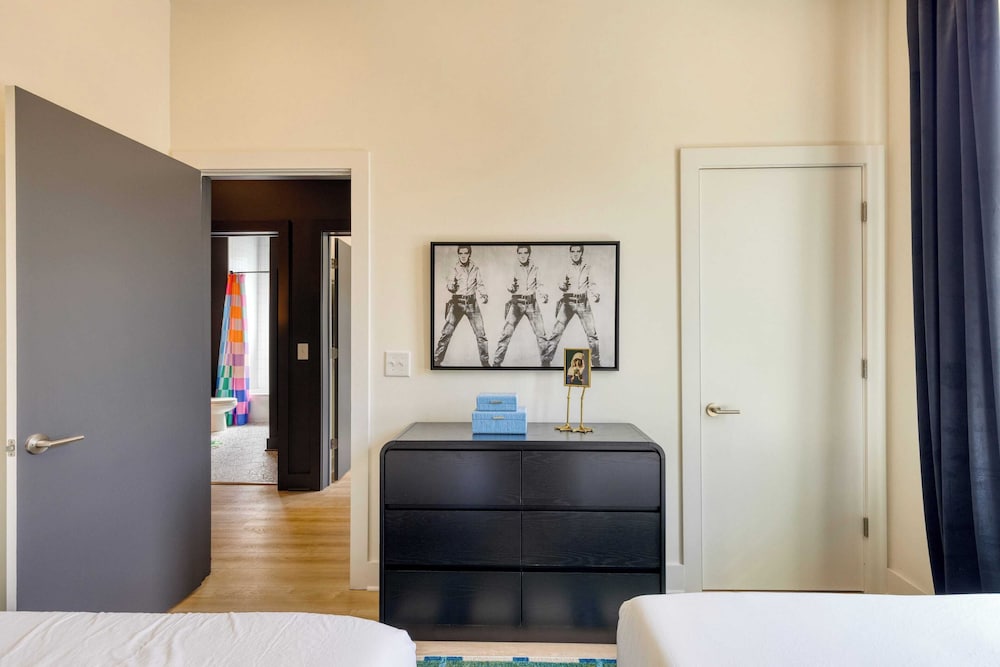 Colorful 4BR w/ Artful Design, Dining & Easy Access to Broadway The Bloom House by Avantstay
