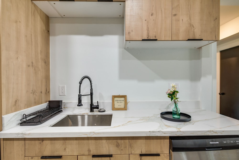 4 Mi to French Quarter: Walkable Apt w/ Yard