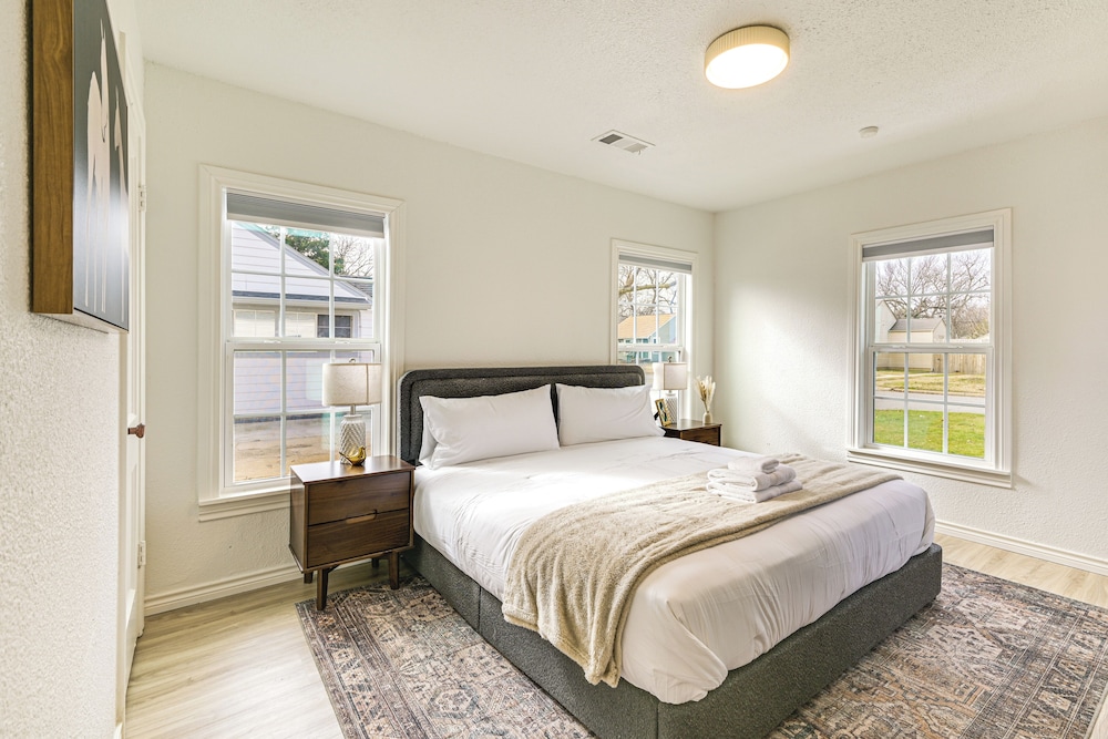 Walk to Cowboys Games: Arlington Home w/ Yard!