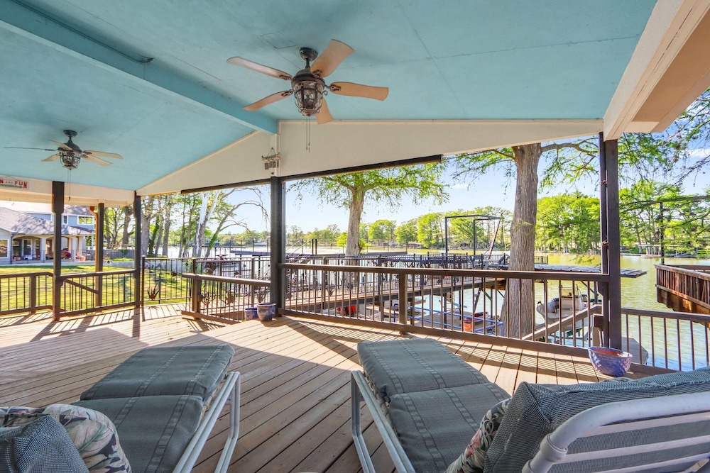 Beautiful and Relaxing Lakefront Getaway