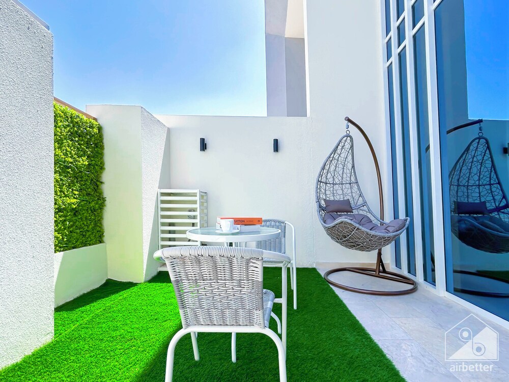 Luxury 1-br Villa in Rukan: Dubai Skyline Views!