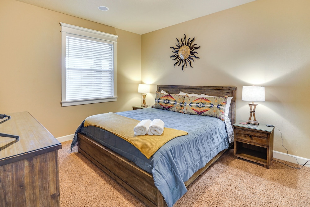 Redmond Golf Getaway - Near Smith Rock State Park!