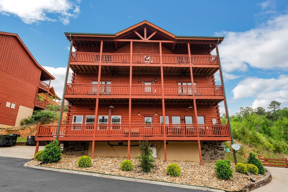 Laurel Point Indoor Pool Screening Game Room Located in Smoky Mtn Ridge
