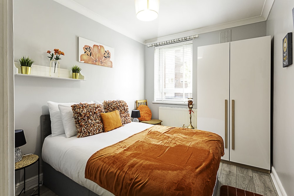 Chic High Spec Apartment Near Central London
