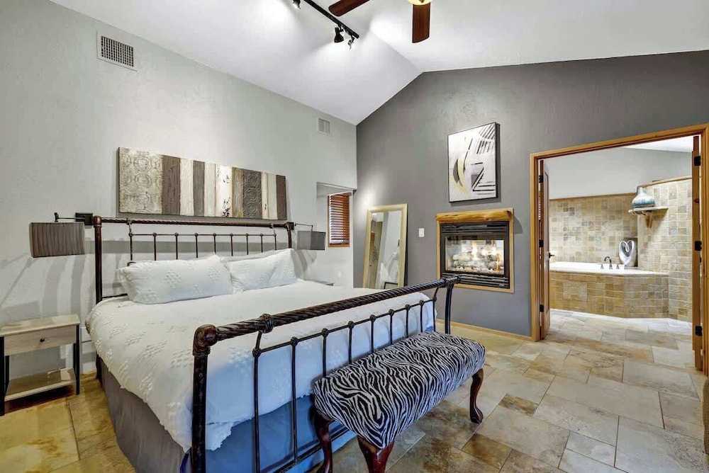 Terracotta Retreat/ Sleeps 30!