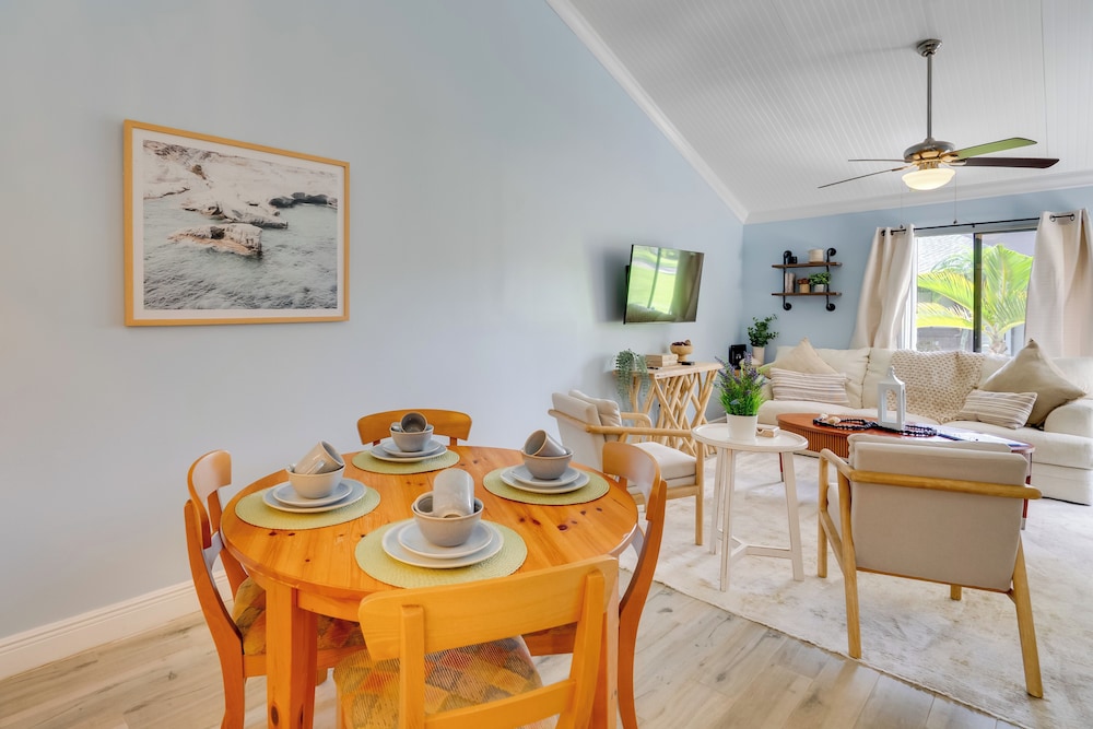7 Mi to River District & Beach: Fort Myers Retreat