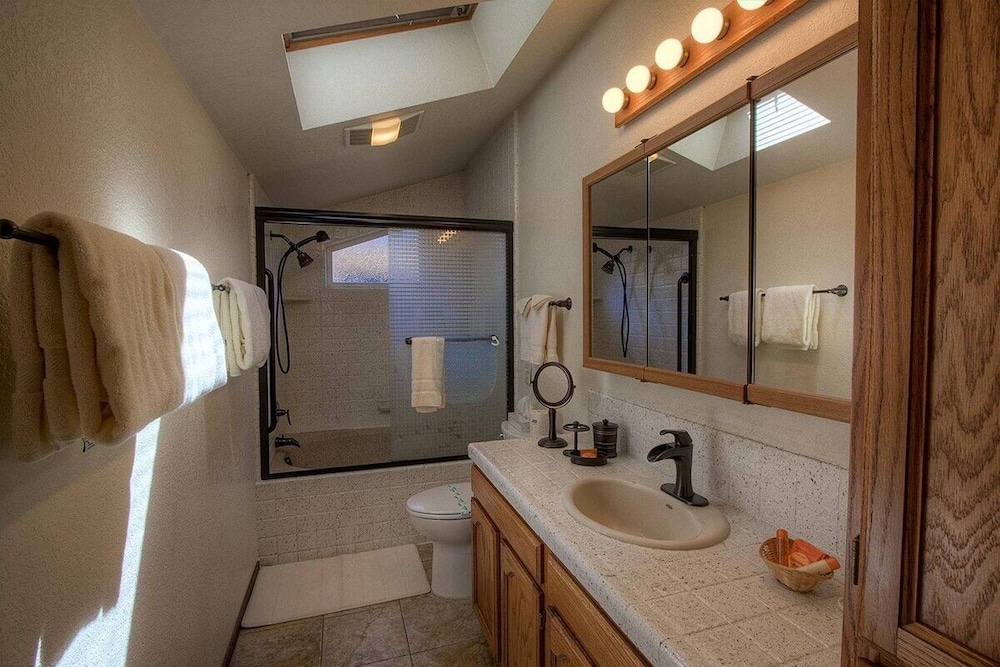 Cyh1281- Tahoe Acres 5 Bedroom Home