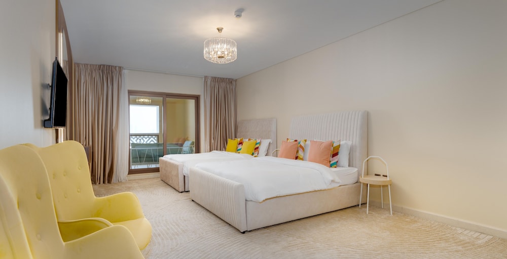 Massive 2 Bedroom with Palm View Balqis