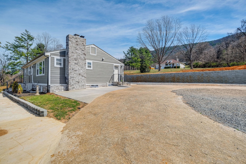 5 Mi to Dtwn: Family-friendly Home in Roanoke!