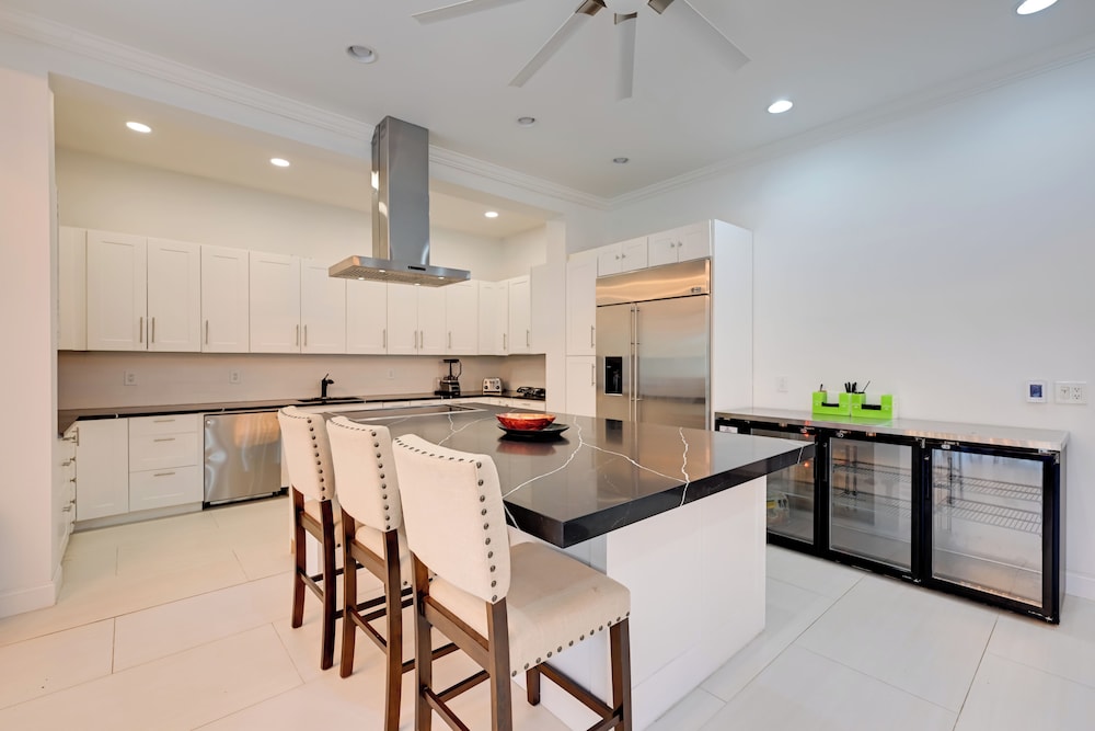 High-end Estate in Norwalk: Quiet & Spacious!