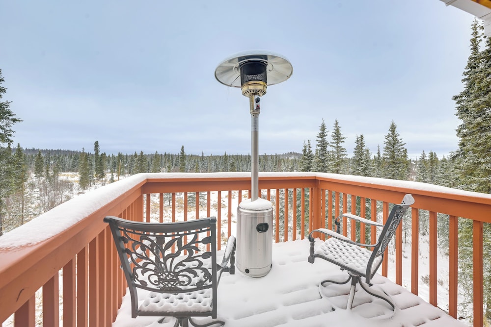 5 Mi to Kasilof River: Forest-view Retreat w/ Deck