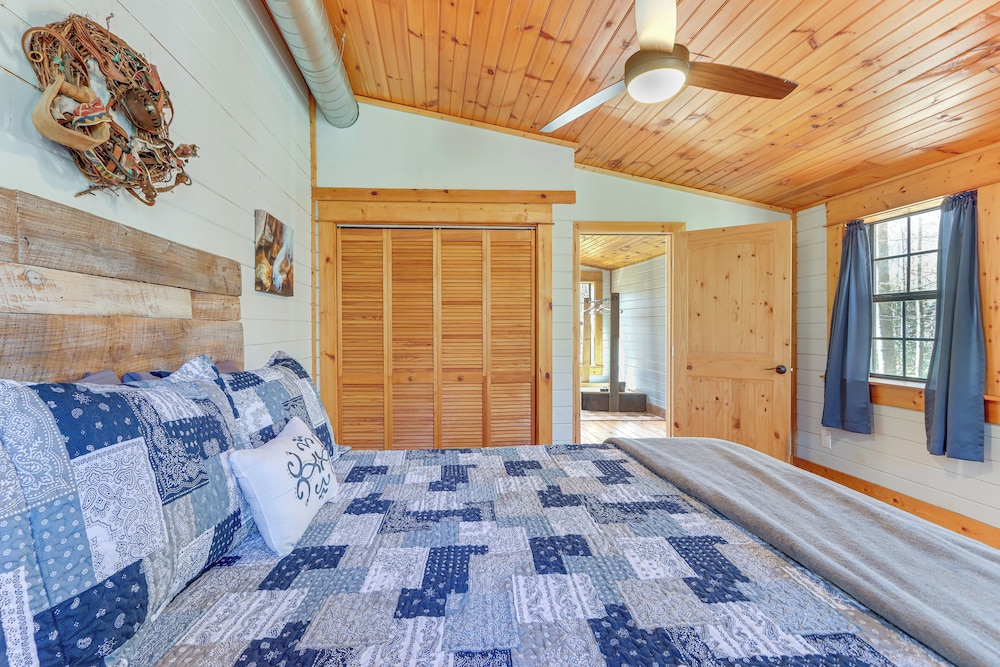 Deck & Fire Pit: Cherry Log Cabin on Farm!