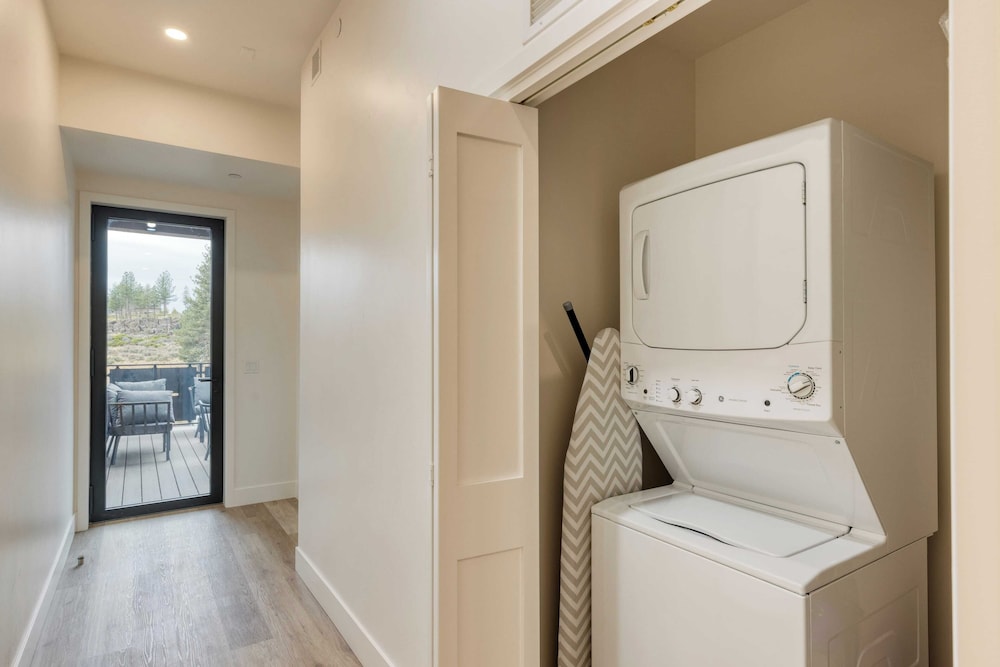 Sleeps 20, 4 Units 10bdr, Hot Tub, Near Old Bend + DT Aerie by Avantstay