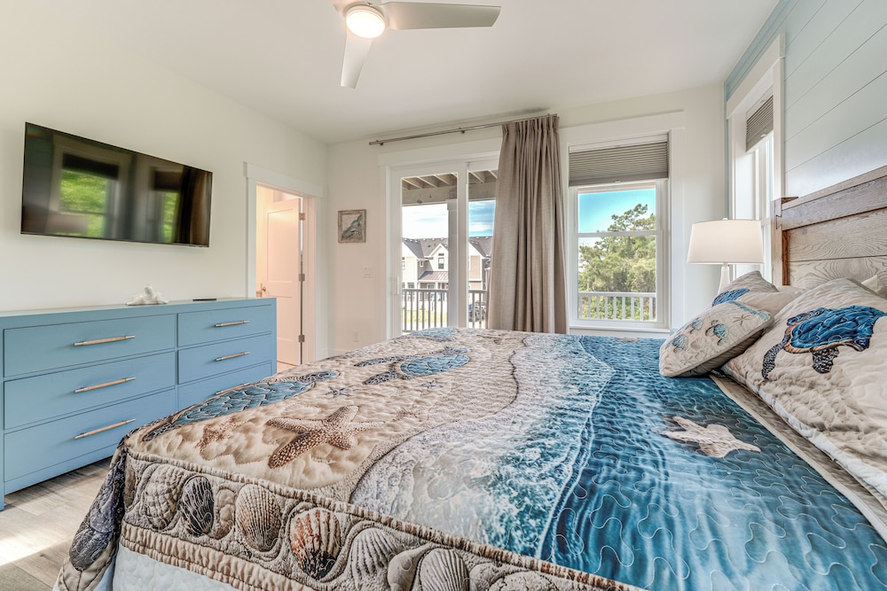 Walk to Beach: Southern Shores Retreat w/ Hot Tub