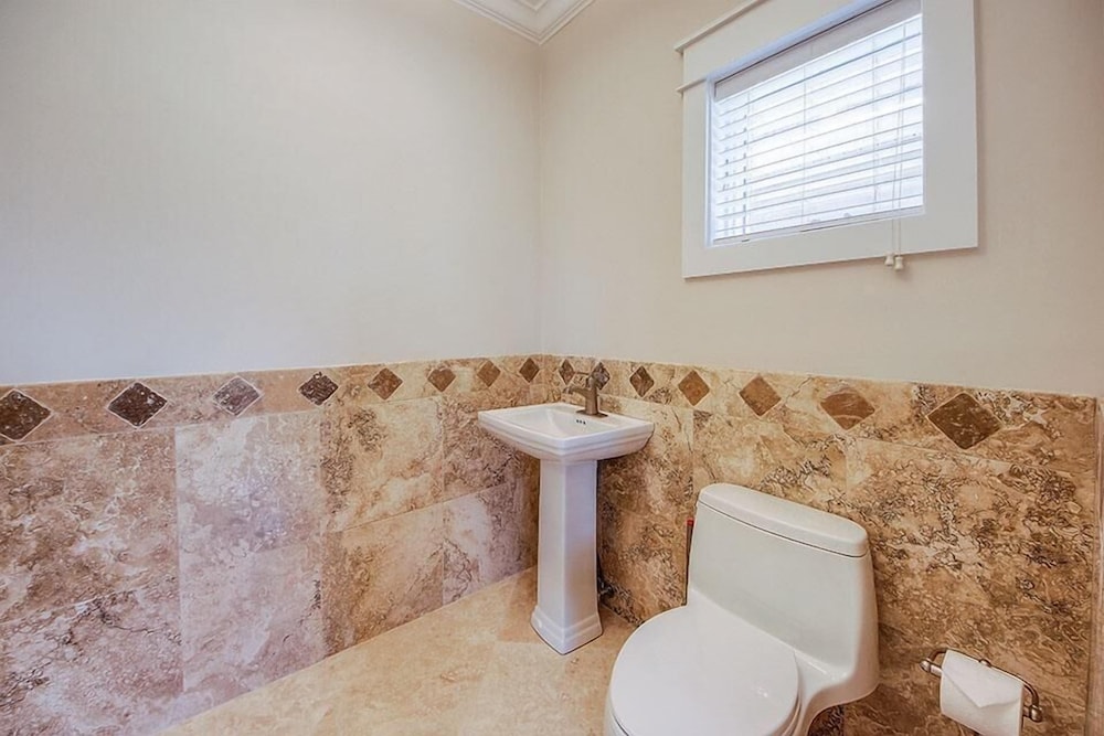 Costa Del Mar 5 Bedroom Holiday Home by Five Star Properties