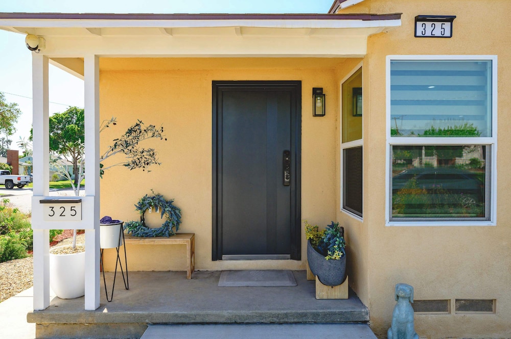 Modern New 3B Home Fully Stocked Cozy Sunlight