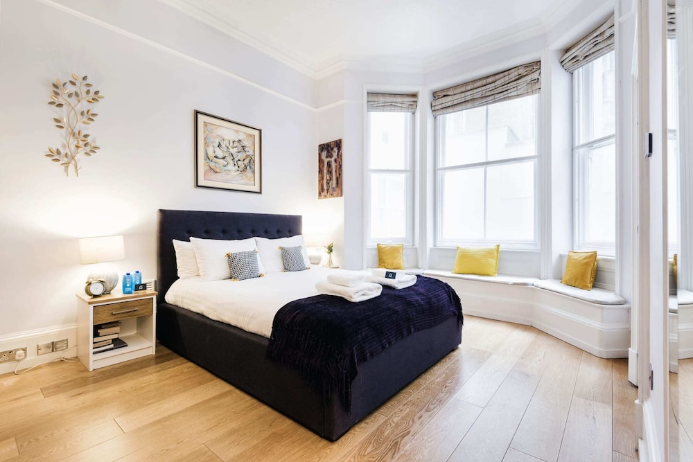 Bright and Modern Mayfair Apartment view 2