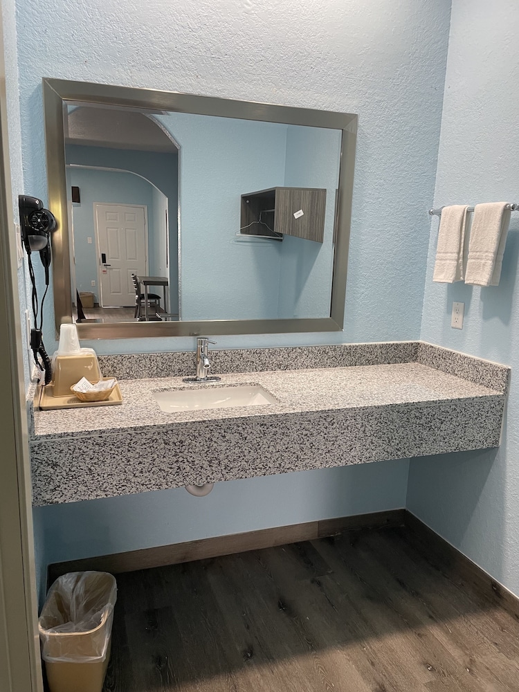 Super Stay Inn and Suites - Property Image 8
