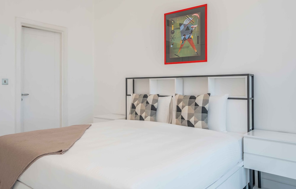 Spacious 2BR Marina Residence 4