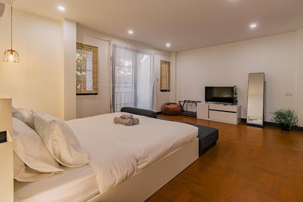 Modern Family House - 4 Bedrooms 5 Mins From Old Town With Gallery - Deja Home