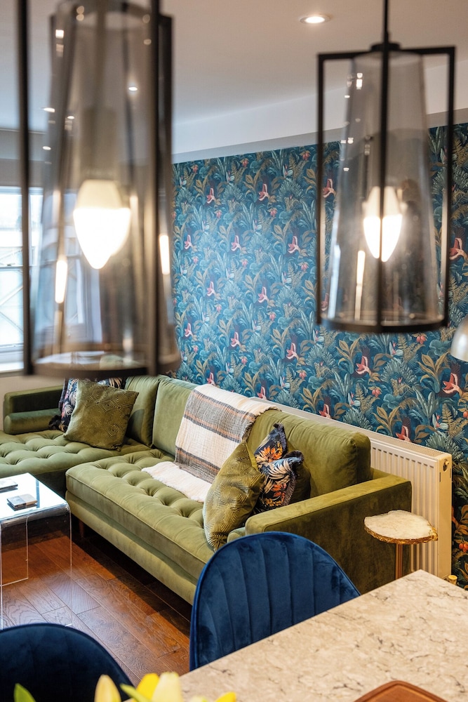 Stunning High Street Loft in Cheltenham