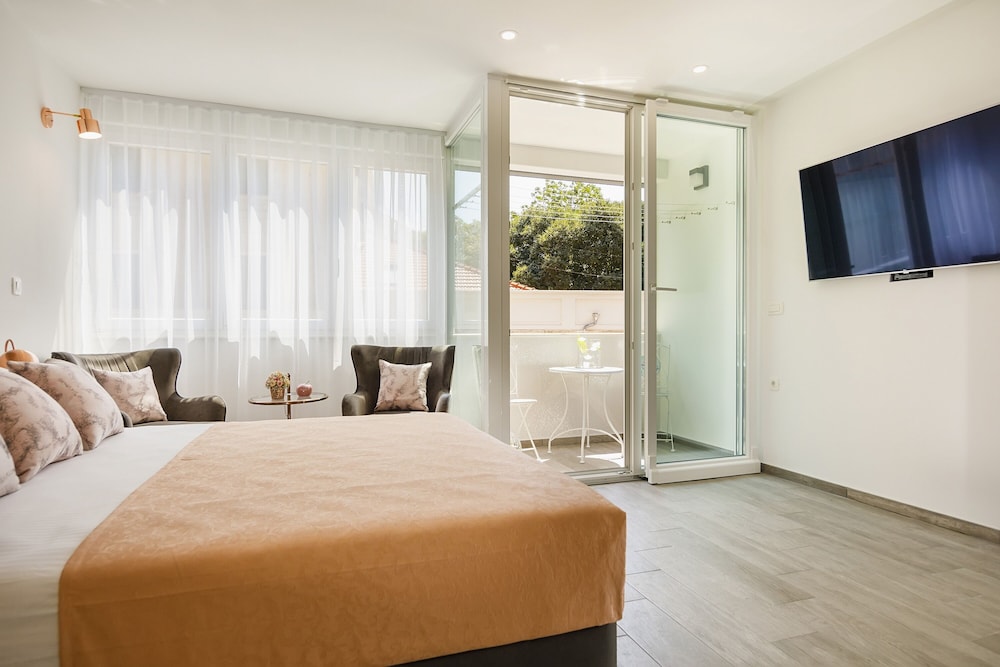 Rose Gold Rooms & Studio With Balcony view 3