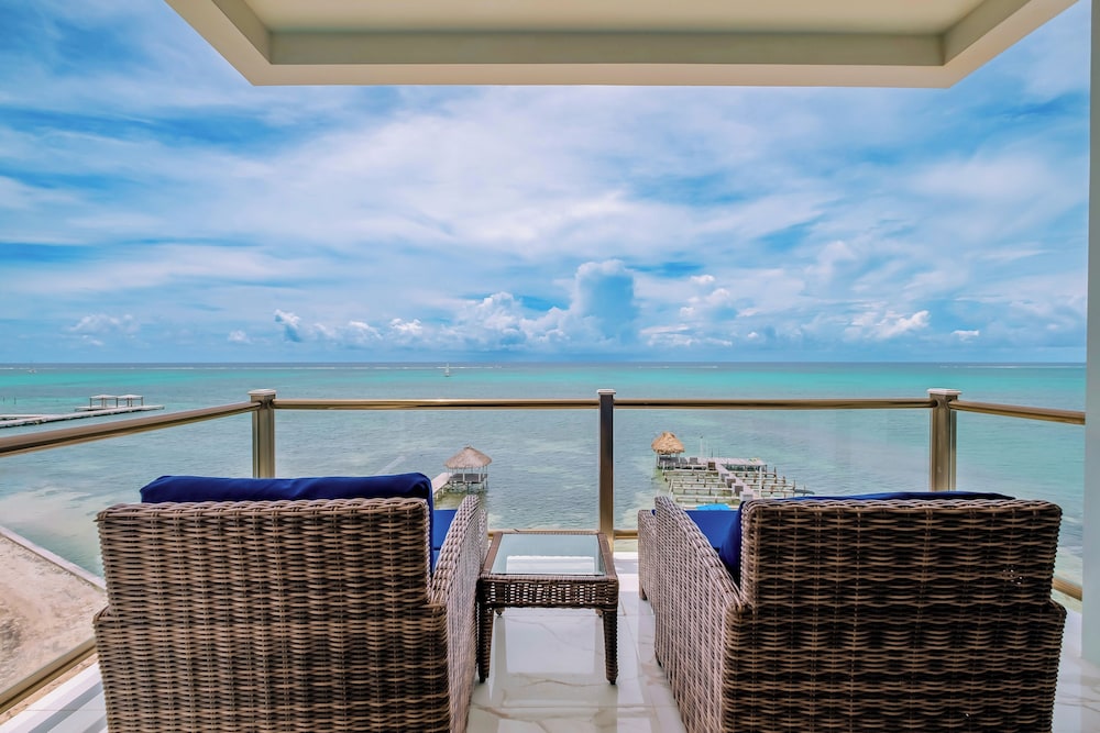 Royal Kahal Beach Resort