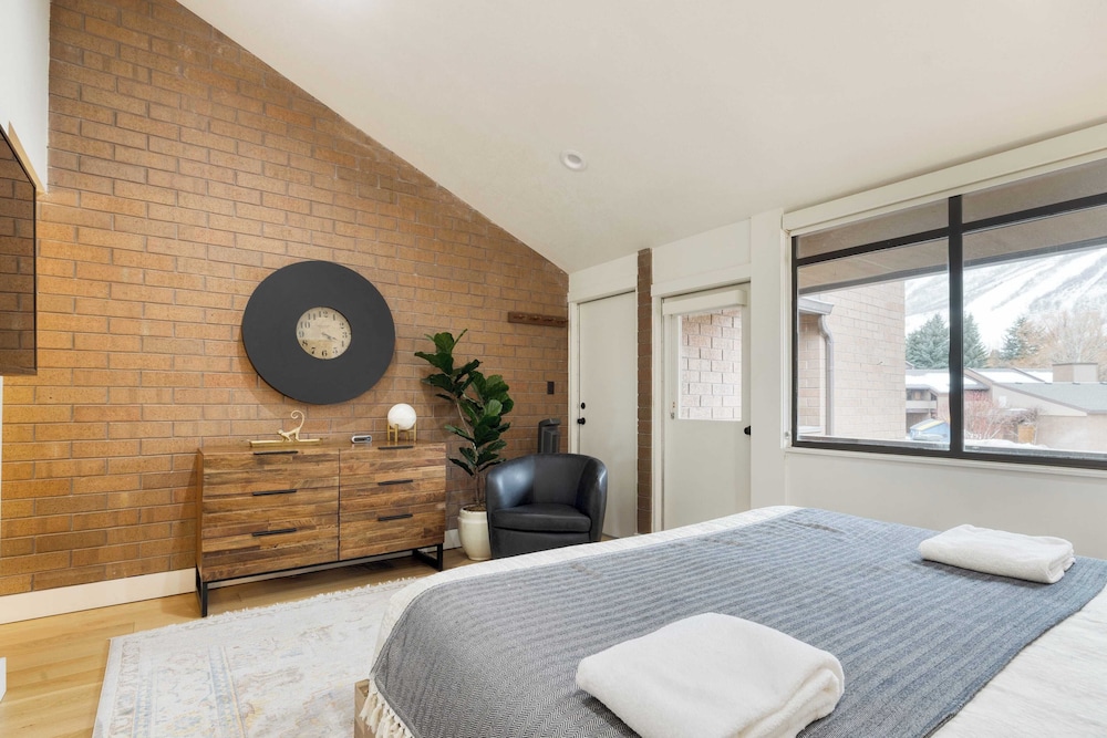 Parkside Condo by Avantstay Walk to Ski Lifts + Town Pool & Hot Tub Access