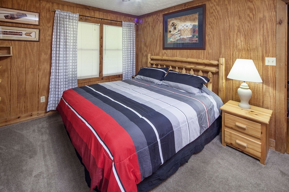 Er31 - Grandma And Granpaws Place - Great Location - Close To Parkway In Pf 2 Bedroom Cabin by RedAwning view 5