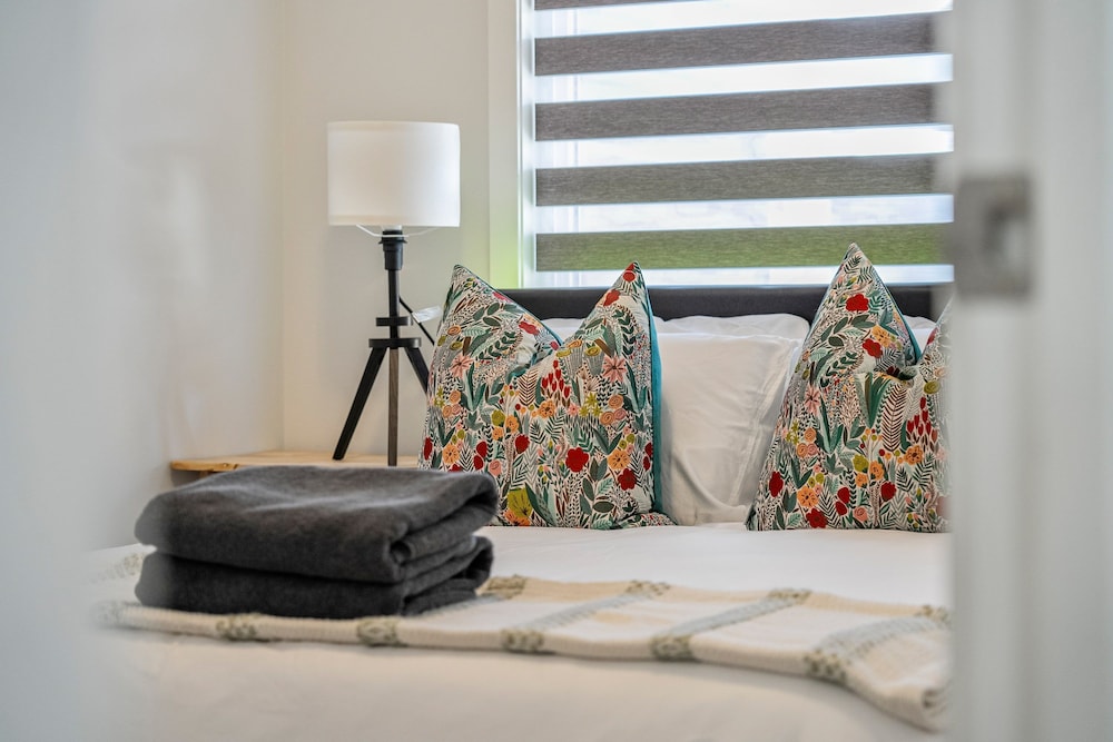 Affordable Long-term Stays Welcome 1BR Suite