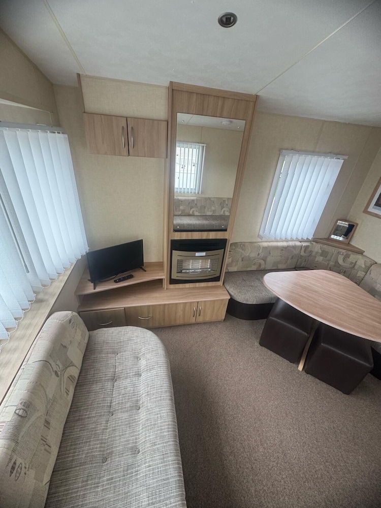 3 Bed Caravan - Sleeps 8 - Pets - Parking