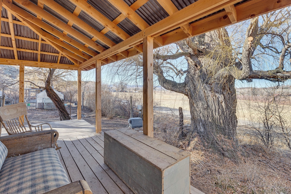 Historic Nature Lovers Cabin on Farm in Paonia!