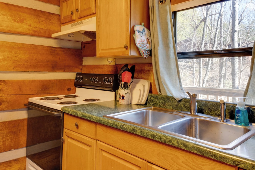 Private Hot Tub & Game Room: Mountain Retreat!