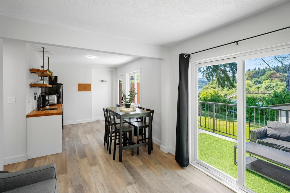 Riverside by Cowichan Lake Cottages