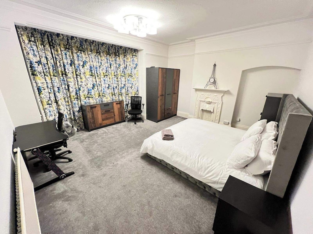 Hottub-garden-parking-sleeps10-10mintotown