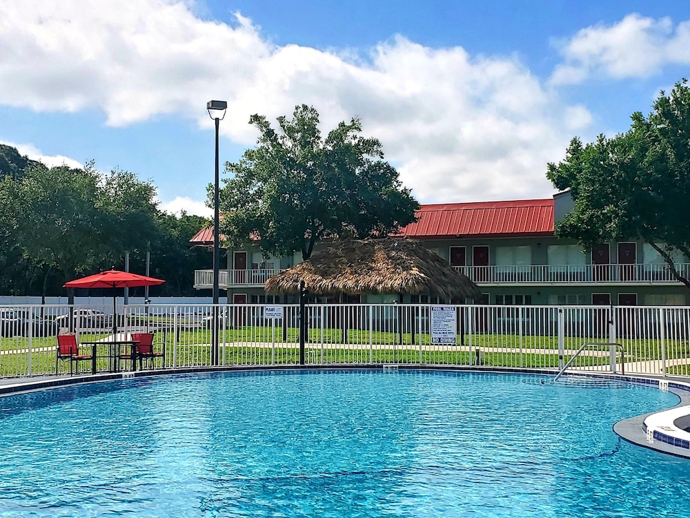 Vero Beach Vacations - Vero Beach Inn  Suites I-95 - Property Image 2
