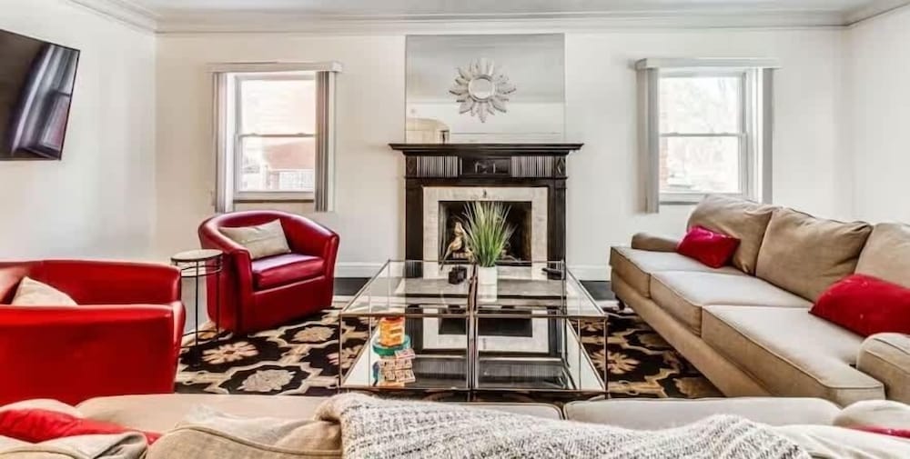 Spacious 5br Sleeps 10 University District 5 Bedroom Home