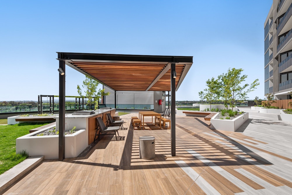 Stunning 1-bed With City Views and Amenities