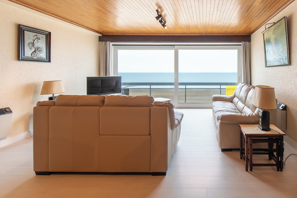 Apartment in Middelkerke With Beach Views