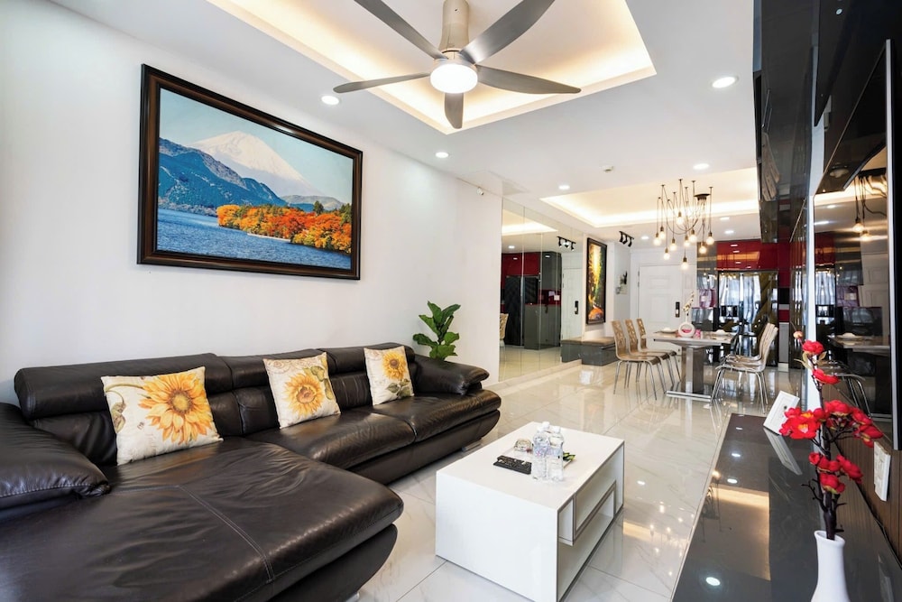 COZY 3-BR Apartment in the center of District 7