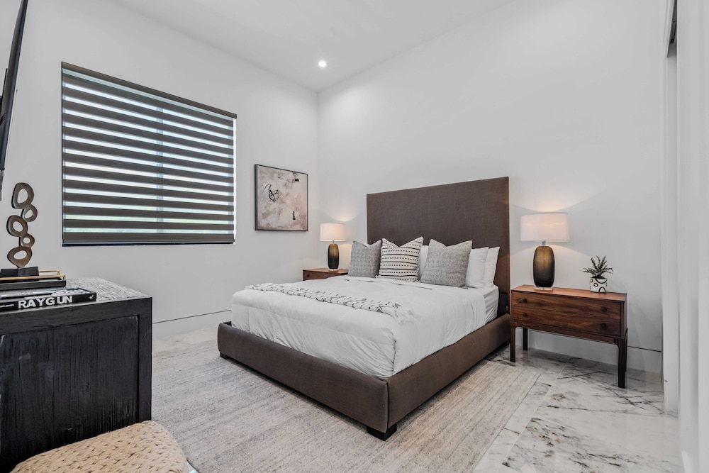 Sleeps 54 3 Luxury Villas w/ Pool + Spa, Pickleball Bravo by Avantstay
